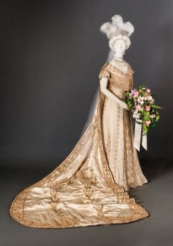 fashionsfromhistory:  Court Dress Redfern 1907 FIDM Museum 