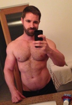 beardedandburly:  Hot, hottie! 