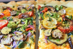 theleafycauldron:  A summery pizza with melt-in-your-mouth eggplant