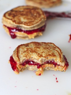 fullcravings: Peanut Butter and Jelly Pancake Sandwiches 
