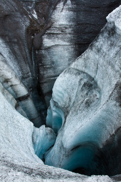 brutalgeneration:  Glacier Crevasse (by etunar) 