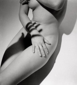 vivipiuomeno:  Roger Schall - Torso of Assia Granatouroff, 1933