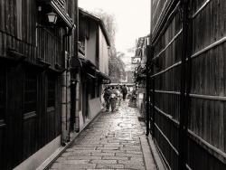 heartisbreaking:  Strolling through Gion Shirakawa by Rekishi