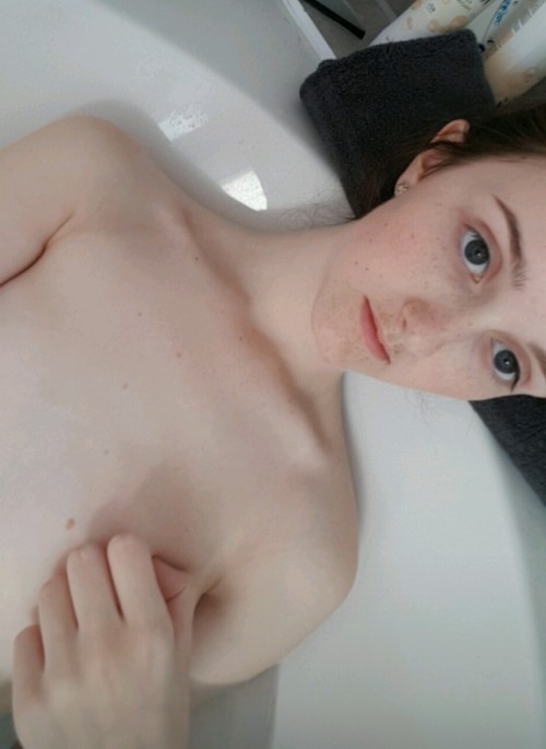 daspreeneet: Just had a bath for the first time in ages, so obviously I had to take photos 