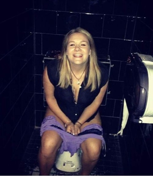 1nobodyknowsme1:  dimitrivegas:  Girl taking dump      (via TumbleOn)