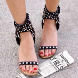footer:  @chiaraferragni #sandals #pedicure #feet #pretty #l4l