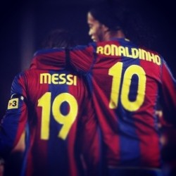 marcelocarranza:  #messi #ronaldinho 