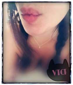 vinotintocafefuerte:  Monday morning 🐱 kisses 😙