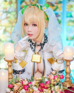hot-cosplay-babes:  Ely as Saber Bride (Fate/Stay Night) http://tiny.cc/fa3cny