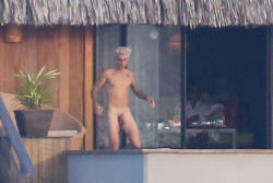 spycamfromguys:  Justin BIEBER caught naked!See more MALE CELEBS