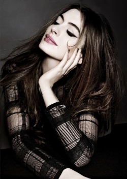 deniersixnine:  flashesofmagnesium:    Anne Hathaway by Tom Munro