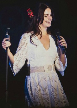 pinupgalore-lanadelrey:  Lana Del Rey performing in Moscow, Russia