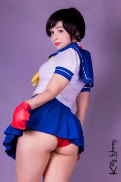 cosplay-booties:Kitty Honey as Sakura (Street Fighter)