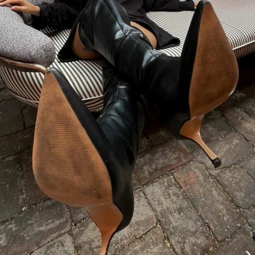 daveag45:goddessbootsheels:I love 💘 💗 women in leather