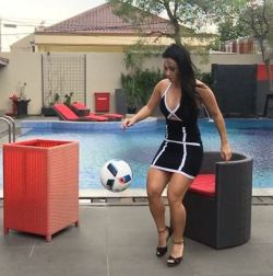 Freestyle footballer Raquel Benetti does keepy uppy in cocktail