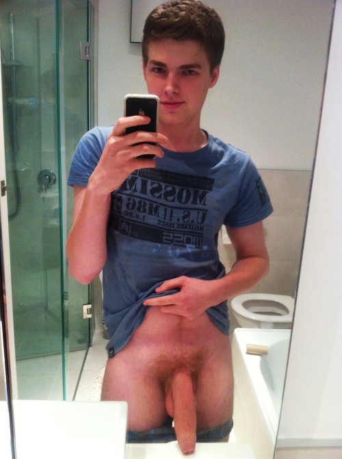 sexyboysnbigdicks:  collegedudes4u:  Here’s a whole set of this guy!   that D