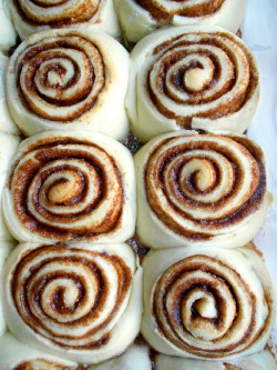 nebraskaswole:  icleaneat:  sweetoothgirl:    Homemade Cinnabon