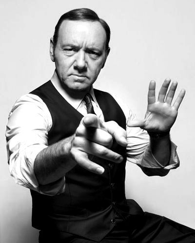 Maszületettfélisten:  Kevin Spacey  (1959)Kártyavár, Nyomd, Bébi, nyomd!, Förtelmes főnökök, Kecskebűvölők, David Gale élete, Kikötői hírek, Amerikai szépség, Szigorúan bizalmas, Hetedik, Közönséges bűnözők