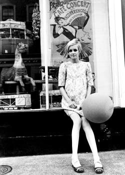 sharontates:  Twiggy in London, 1966 