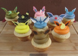 captnmcd:  Eevee Cupcakes! buttercream swirl with fondant ears/details! 