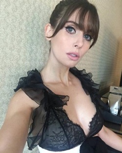 femaleceleb:  Alison Brie 