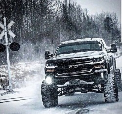 liftedtrucks:  My other blog: www.countrychicks.tumblr.com Please