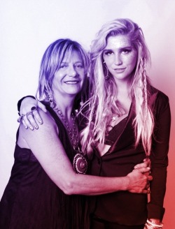 belatedzthuribles:Does Ke$ha Have A Genius IQ?# 8 Ke$ha’s Mom