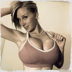 boobiegreed:  I’d workout with Kristi any day