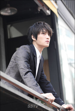 db5k-owned:  25/641 pics of Jaejoong to stay on the balcony with,