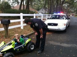 southernfriedblonde:  So cute! This officer took a moment to