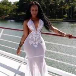 thickebonybooty:  Thick ebony hottie with curves in white dress