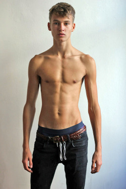 hotnshirtless:  http://bit.ly/1gYfv1T