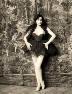 mothgirlwings:  Ziegfeld girl Naomi Johnson - c. 1920’s Photo