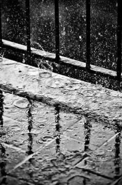 profondementnoiretblanc:   rainy day   Cristian Calzone   I do