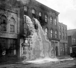 Alcool de contrebande déversé pendant la Prohibition, Detroit,