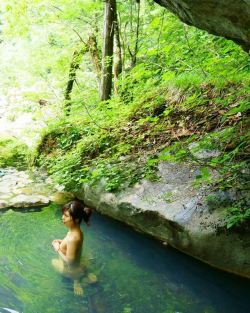 Japanese onsen, via oguro.keita  岐阜県 新穂高温泉「ニューホタカ」源泉温度の低下で2年ほど利用できなかったが、深さ400mの源泉井戸を自力で修復して復活！