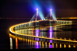 rjkoehler:  The beautiful Incheon Bridge at night.