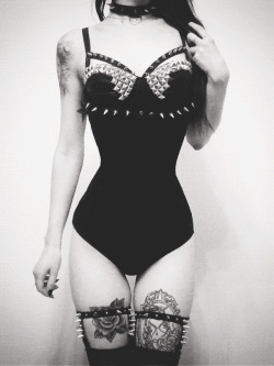 happyendingscum:  <3 this bra and corset  This made me a lil