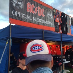 acdc-ukraine:  Perhaps this Habs fan couldn’t wait til Aug