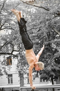 straightrapefantasy: hetrohunter:  The barefoot blond gymnast