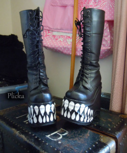plicka:  I painted up an old pair of demonia platforms that don’t
