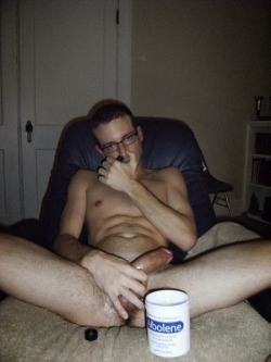 geekyedger:  This geeky lad is a hot popper bator - his cock