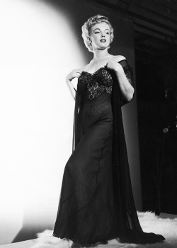 ourmarilynmonroe:  Marilyn Monroe photographed by Slim Aarons,