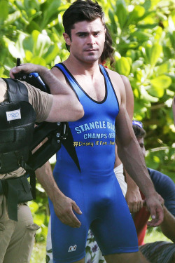 bryangle:  zacefronsbf:Zac Efron on the set of “Mike and Dave