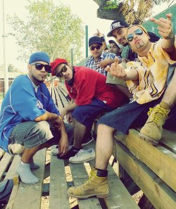 still-sounds-old-school:  Entre estar en una plaza o atrapao’