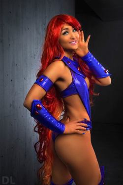 cosplayandgeekstuff:    Mostflogged  (USA) as Starfire. Photo