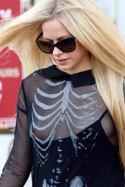 gotcelebsnaked:Avril Lavigne - boob-slip out in LA. (10/22/15)