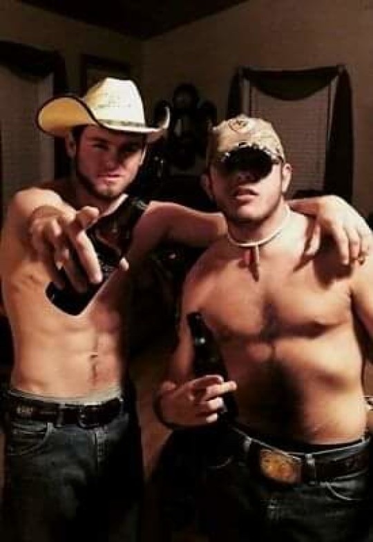 biggbadassmike:dirtbagfun69:brobonding32-deactivated2022061:😜