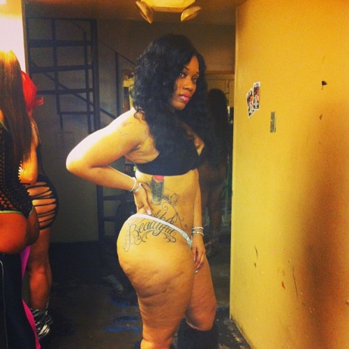 kingzluvsbigbootyqueenz:  Red Apple 