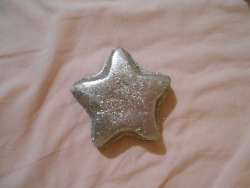 pink-reverie:  Star Light, Star Bright glittery bath melt by